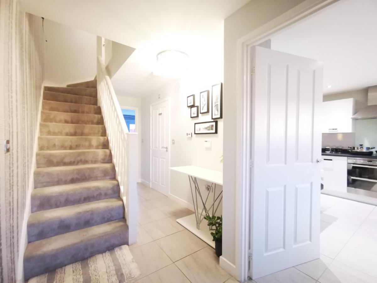 The Lawnswood - With Free Parking Holiday home *